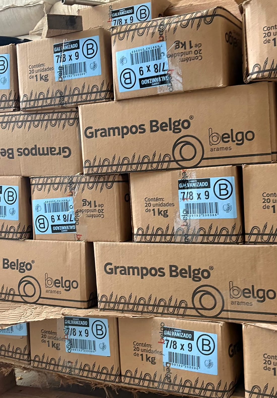 Caixas de grampos galvanizados Belgo empilhadas