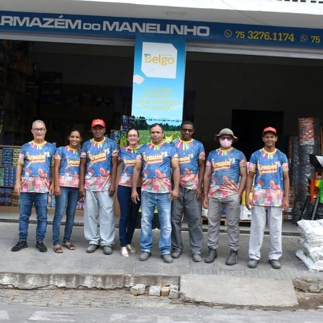 Equipe do Armazém do Manelinho em frente à fachada da loja