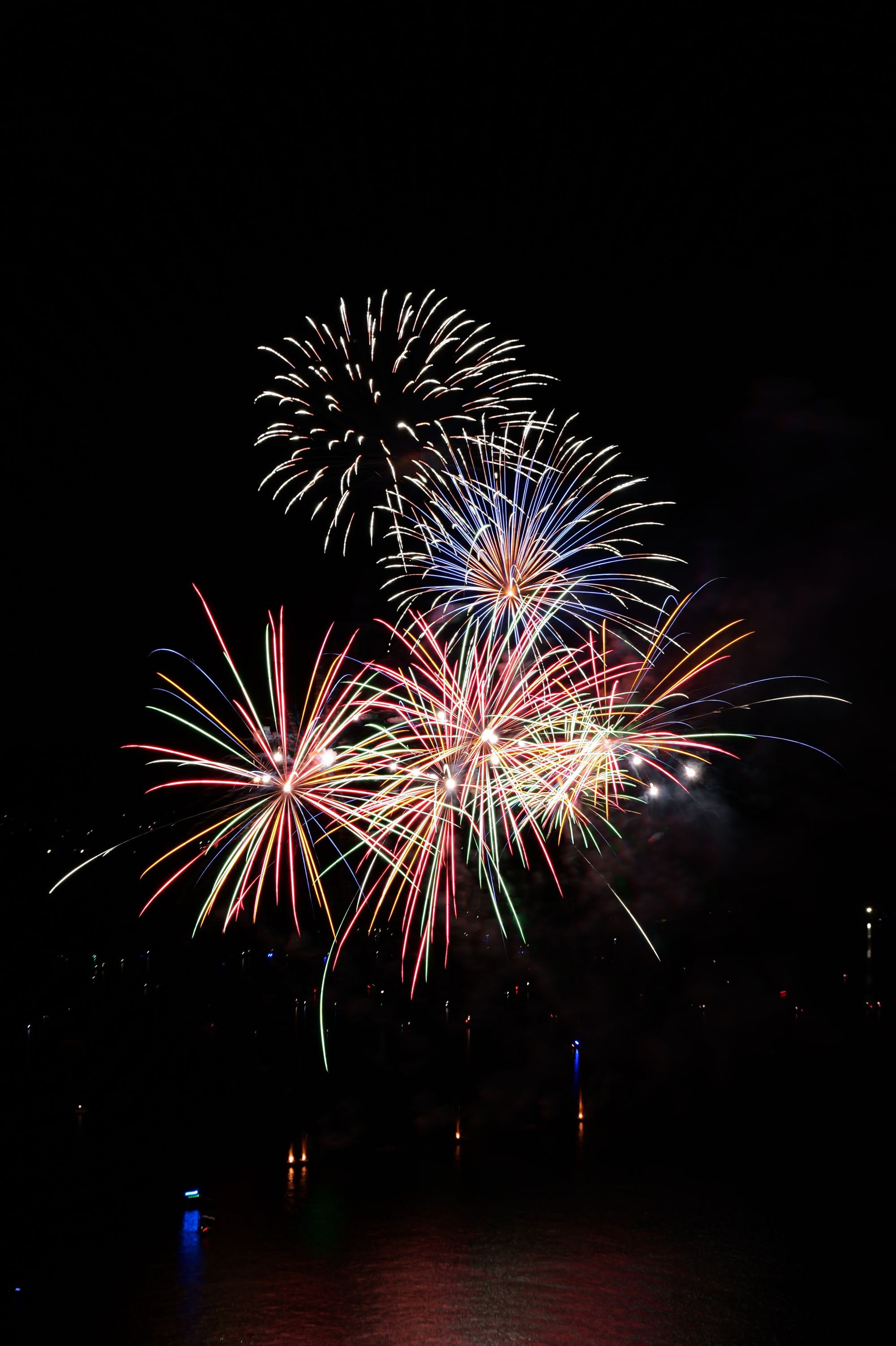 Fogos de artifício coloridos estourando no céu da noite
