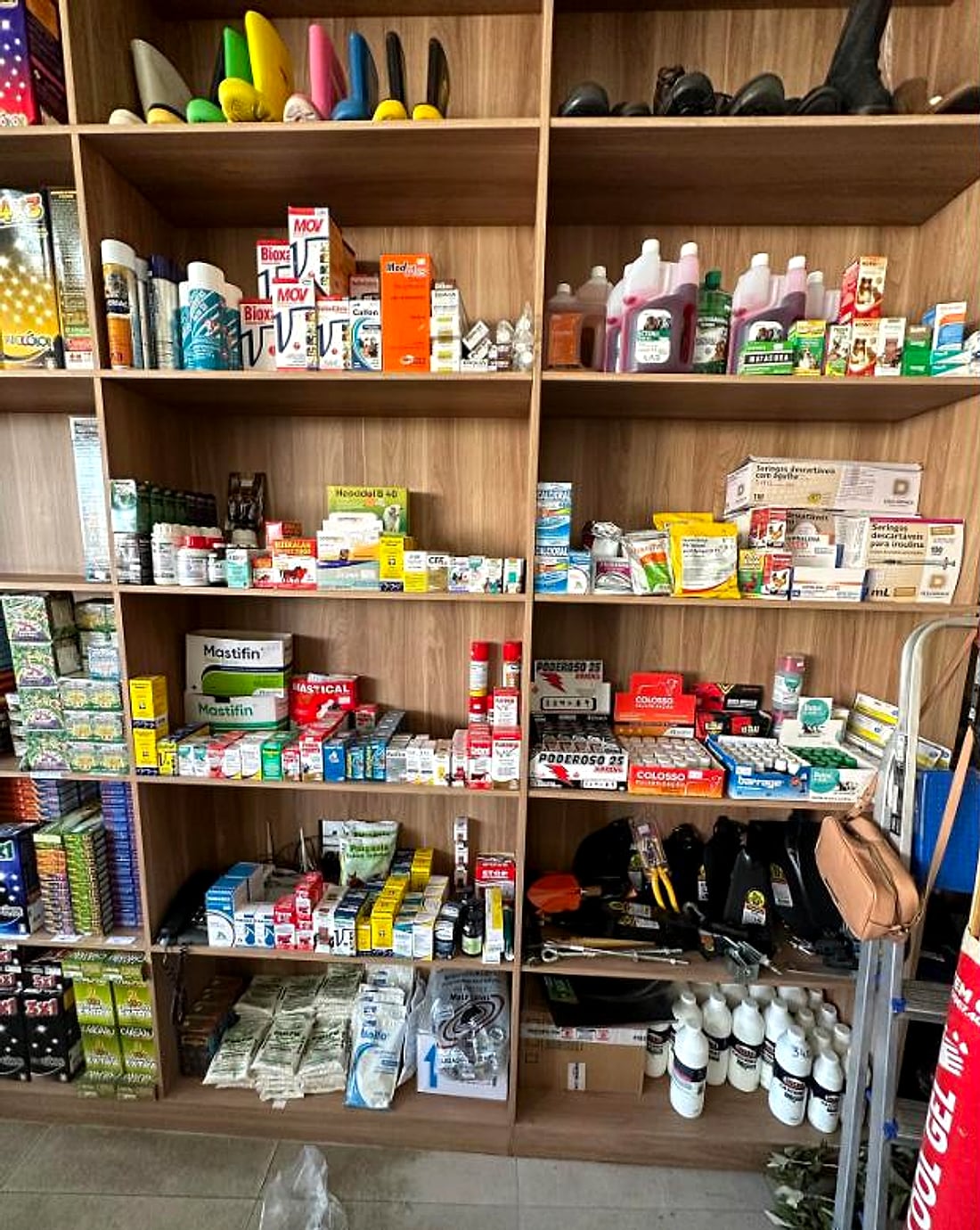 Estante de produtos veterinários da loja